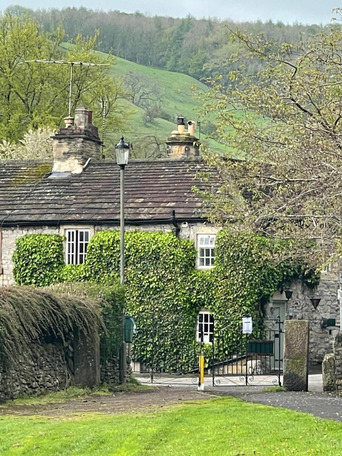 Superbly Appointed 300 Year Old Stone Cottage Bakewell Exterior foto