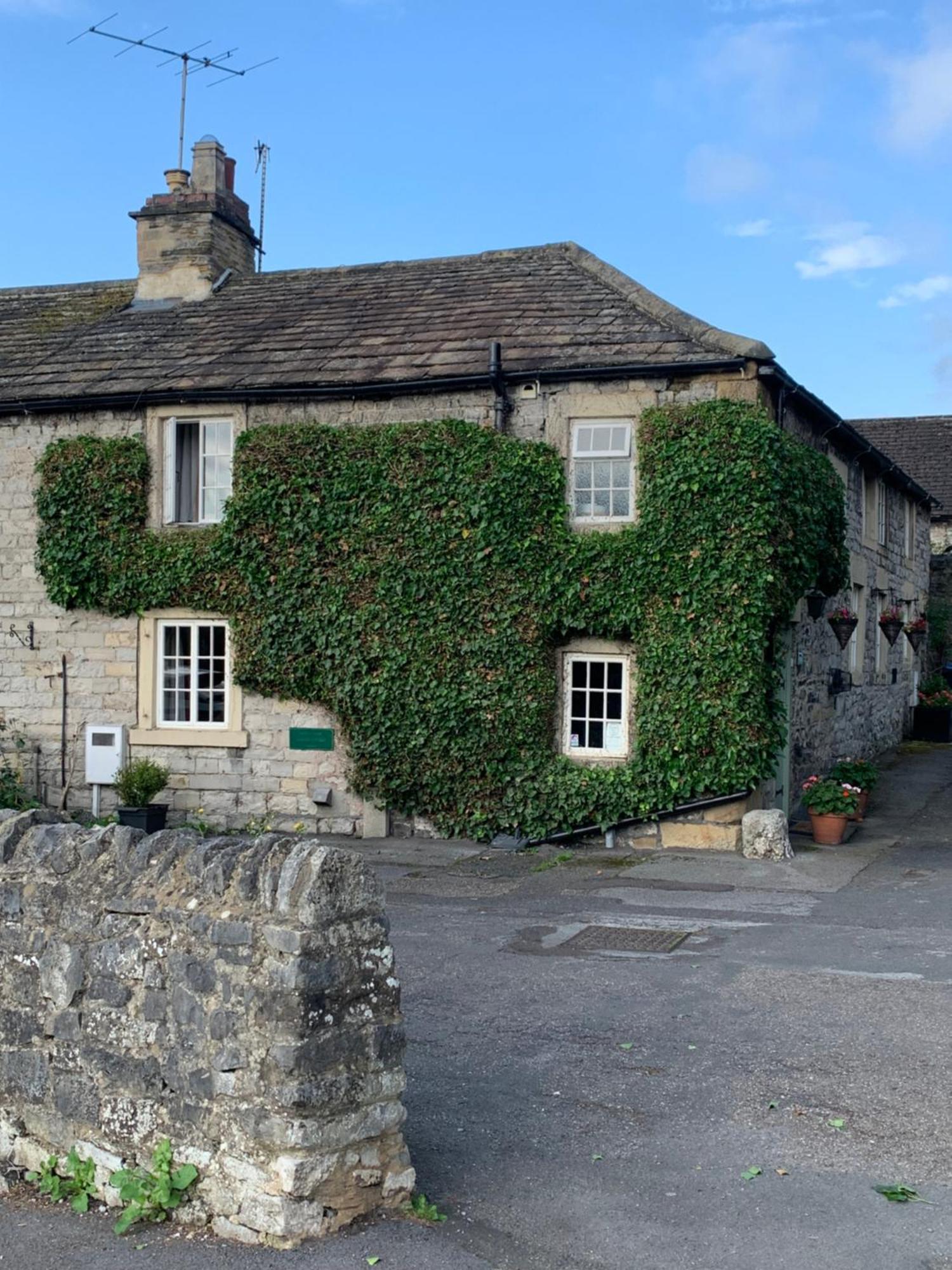 Superbly Appointed 300 Year Old Stone Cottage Bakewell Exterior foto