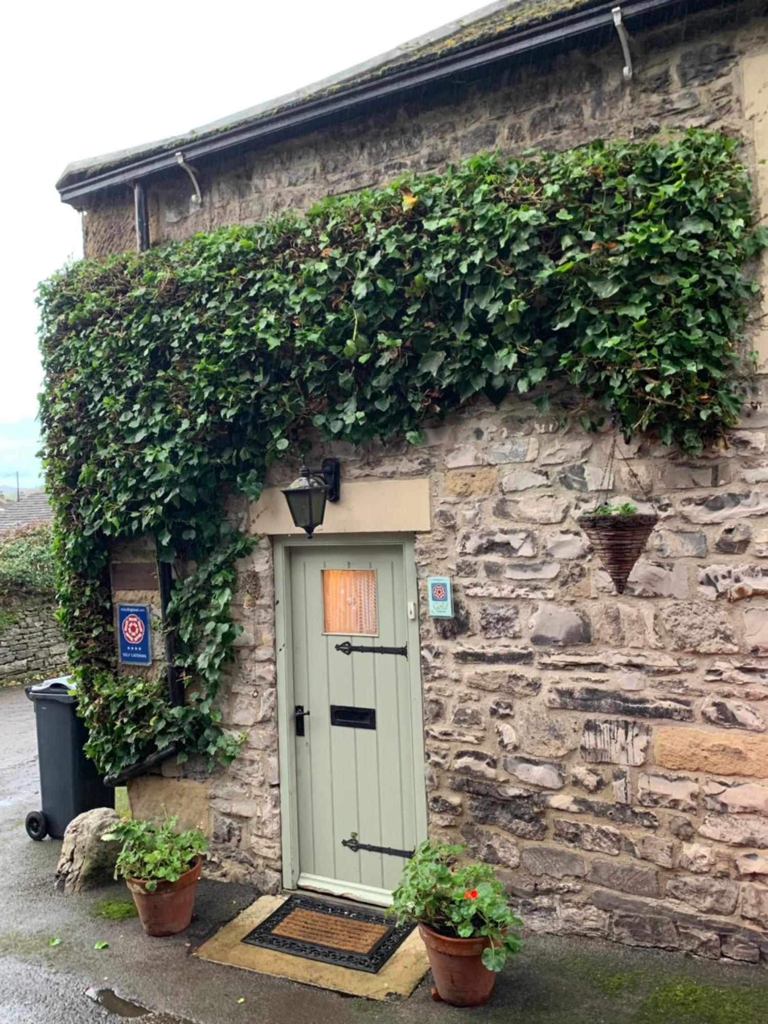 Superbly Appointed 300 Year Old Stone Cottage Bakewell Exterior foto