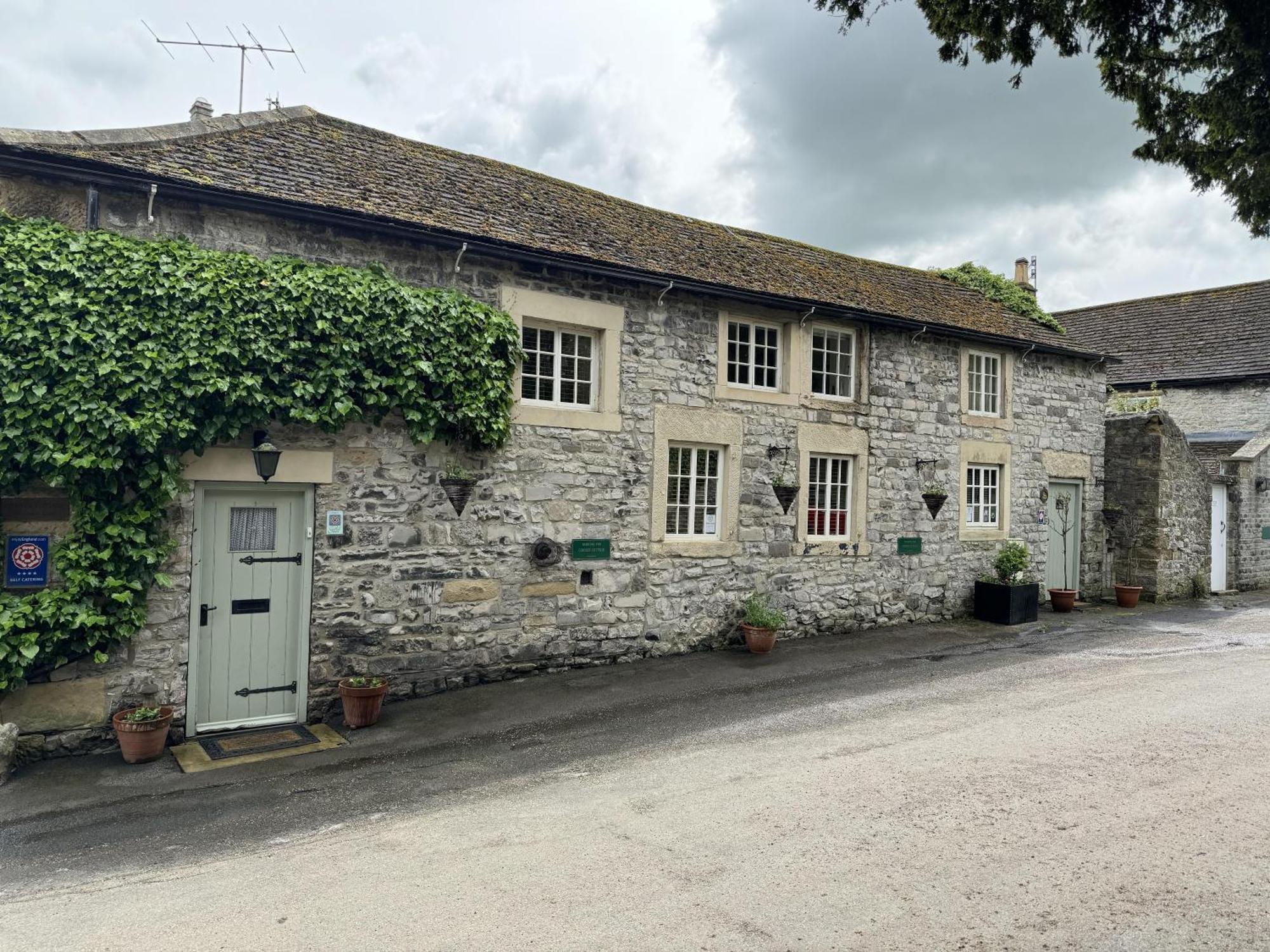 Superbly Appointed 300 Year Old Stone Cottage Bakewell Exterior foto