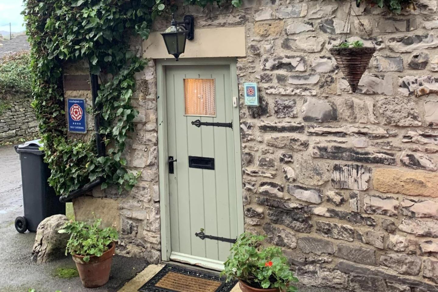 Superbly Appointed 300 Year Old Stone Cottage Bakewell Exterior foto